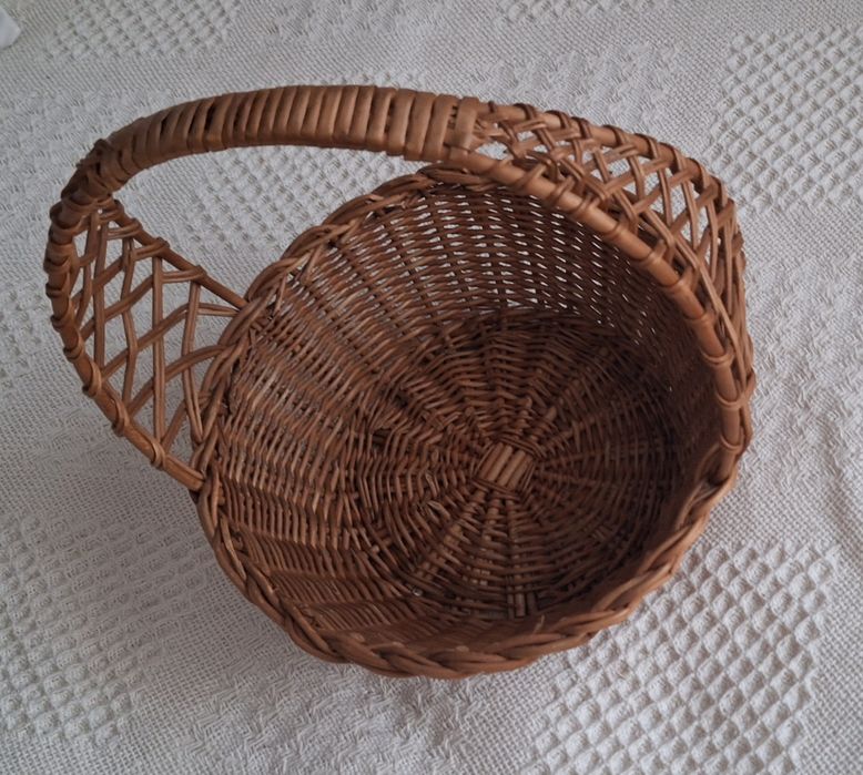 Koszyk wiklinowy.