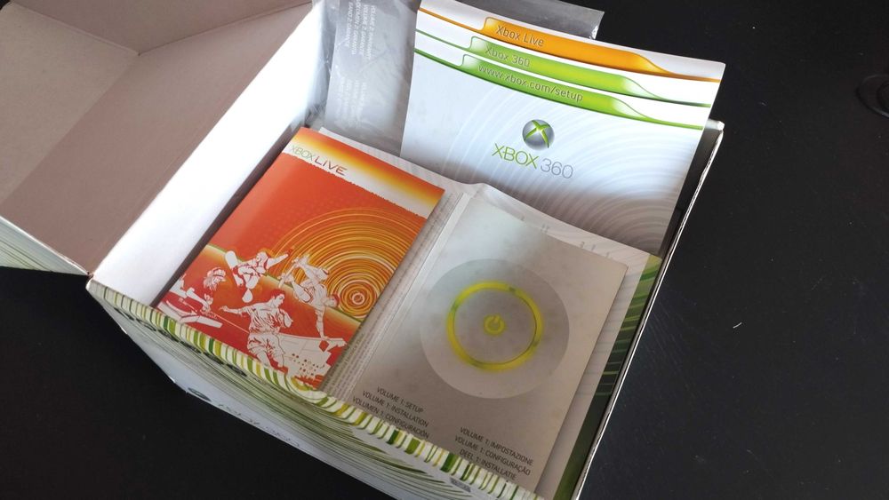 XBOX 360 - Console Box + Manuals64284493776130121