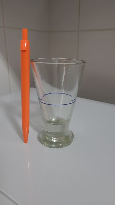Típico copo com risca azul (Vidro grosso)