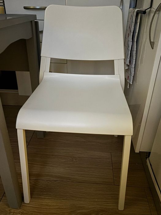 Mesa de extensível cinzenta  e 2 cadeiras brancas - Negociável