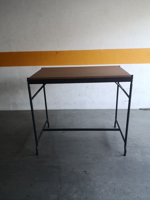 Mesa alta com tampo em madeira
