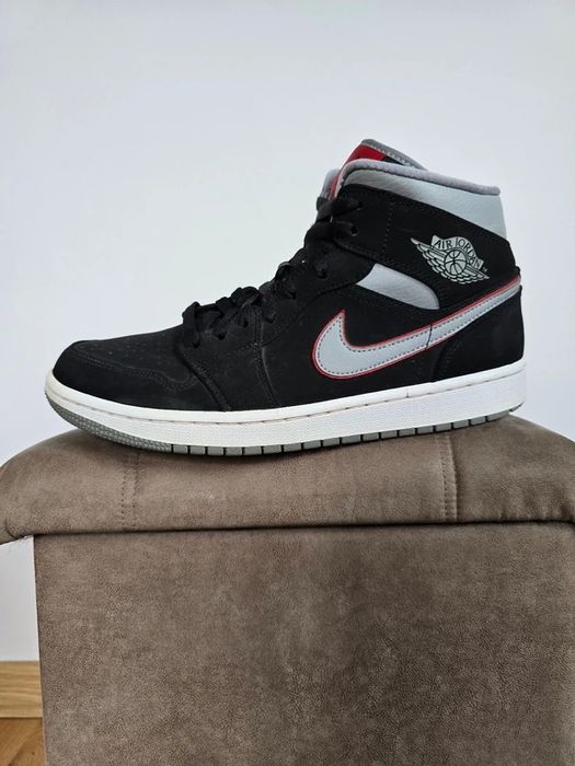 Buty Nike Air Jordan 1 Mid Black Particle Grey Gym Red rozm. 42,5