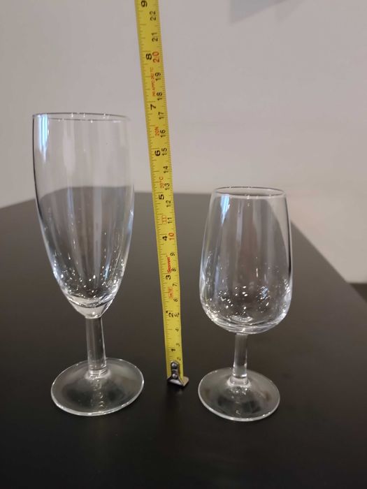 Recheio de restauração. Taças, pratos, jarra, caneca de cerveja