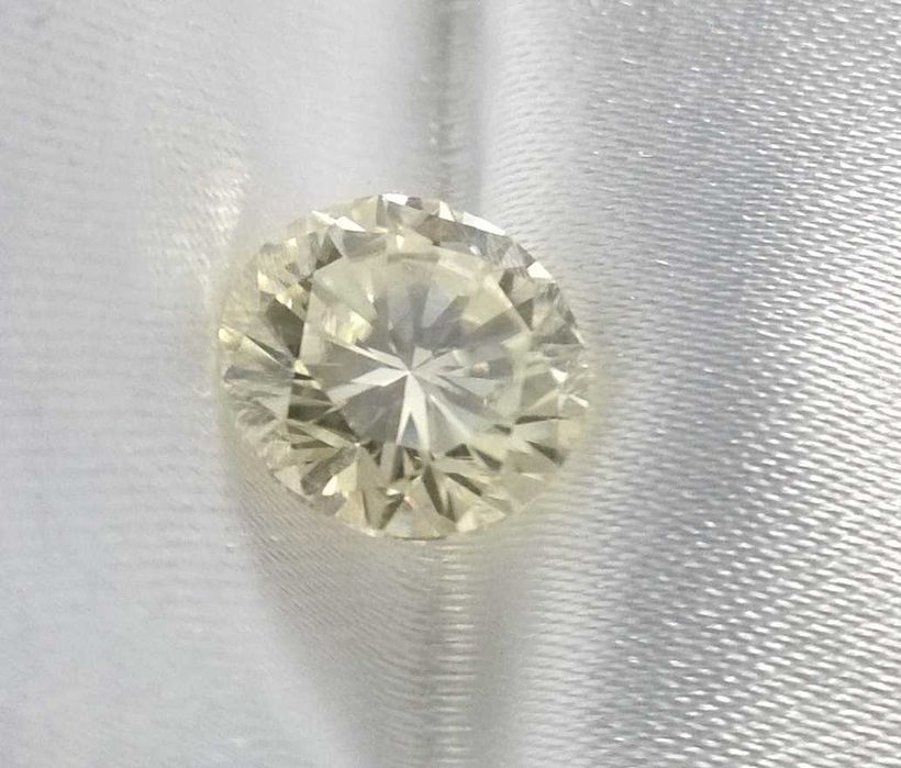 MOISSANIT 2.1 CT ,  8.6 mm  -  VVS1 - moissanite  -  J-K