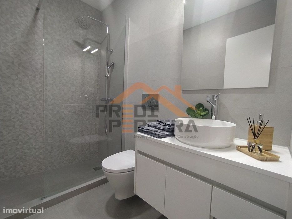 Situado em Benfica, apartamento T3 em processo de remodelação.