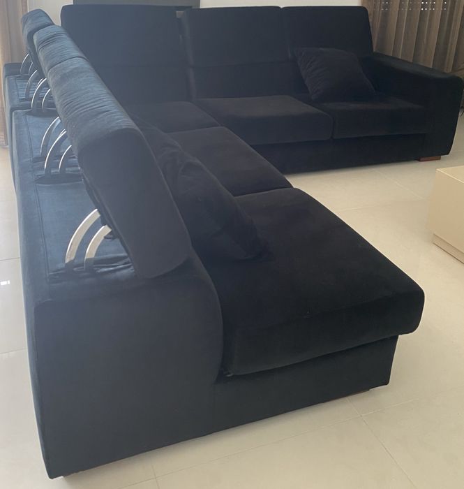Sofá em bom estado na cor preta.
