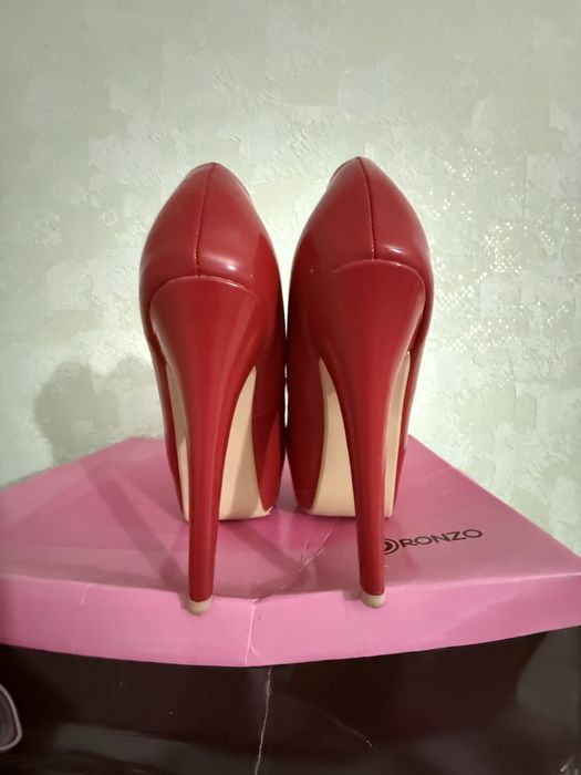 Туфлі червоні лакові 37 розмір