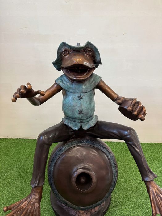 Żaba Na Beczce - Fontanna Z Brązu