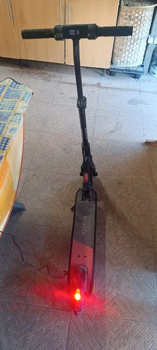 Trotinete elétrica da marca Scooty (modelo E8 / City Gran),tenho 2 ,ambas com baterias viciadas. Não carregam