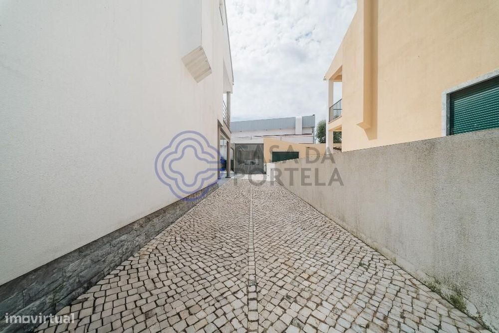 Moradia isolada T5 c/logradouro e garagem - Algueirão Mem Martins, Sin