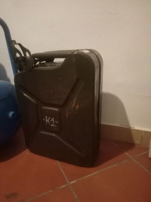 Kanistry wojskowe 20l z lejkiem