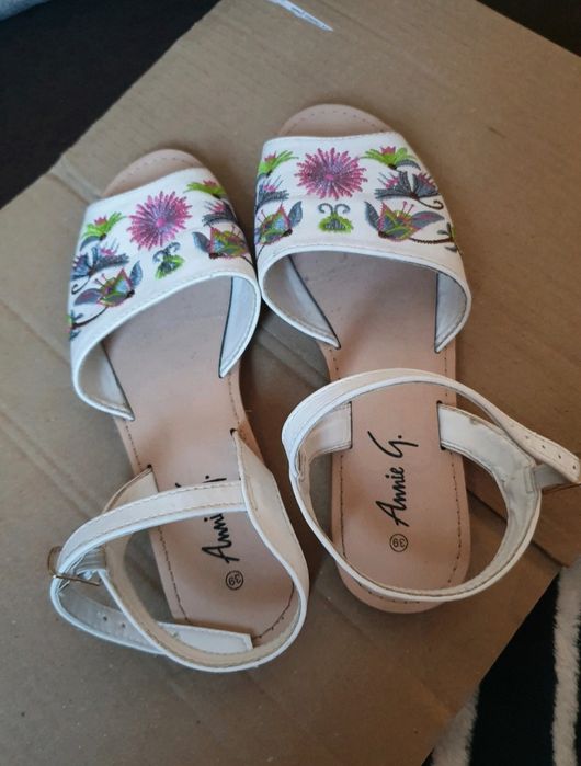 Sandałki z haftem