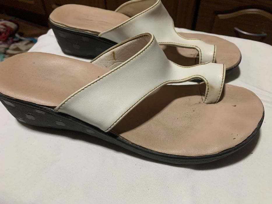 Шльопки, босоніжки