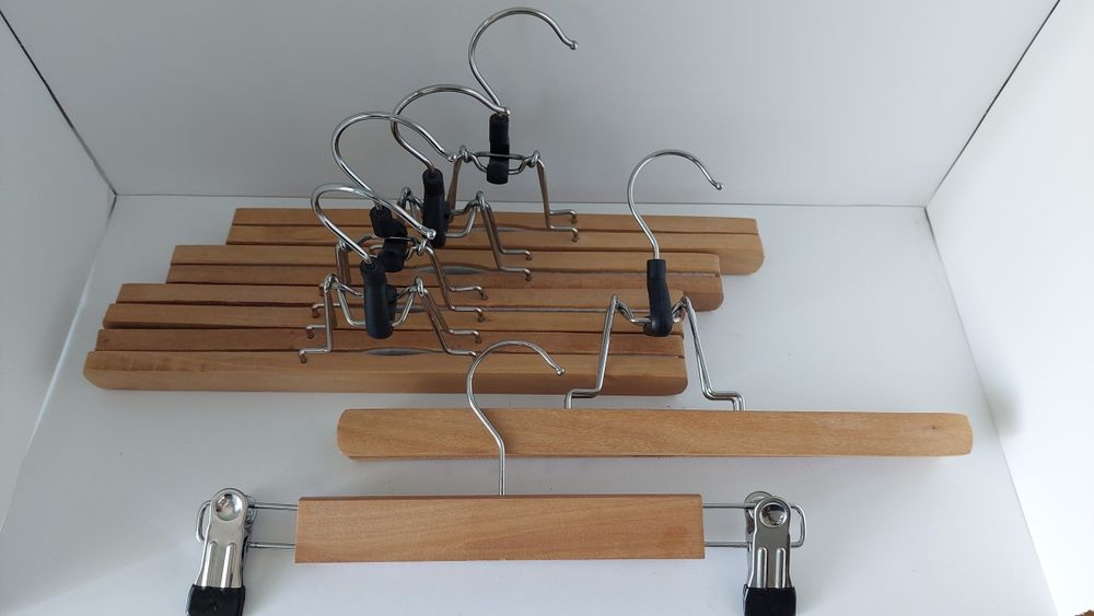 Conjunto de 6 cabides em madeira