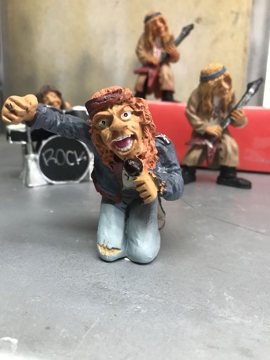 Caixa com bonecos de loiça do rock dos guns and roses