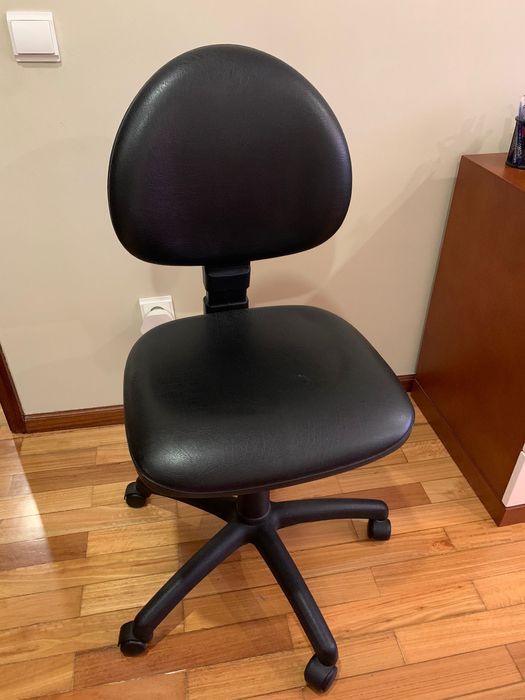 Cadeira preta de escritorio