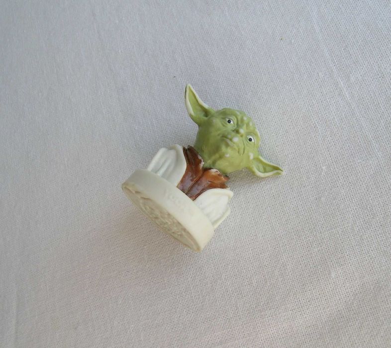 Figurka Yoda - ciekawa