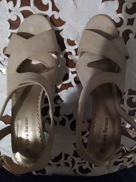 Sandałki na obcasie.