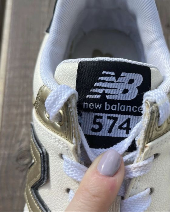 New Balance 574 (brancos e dourados)