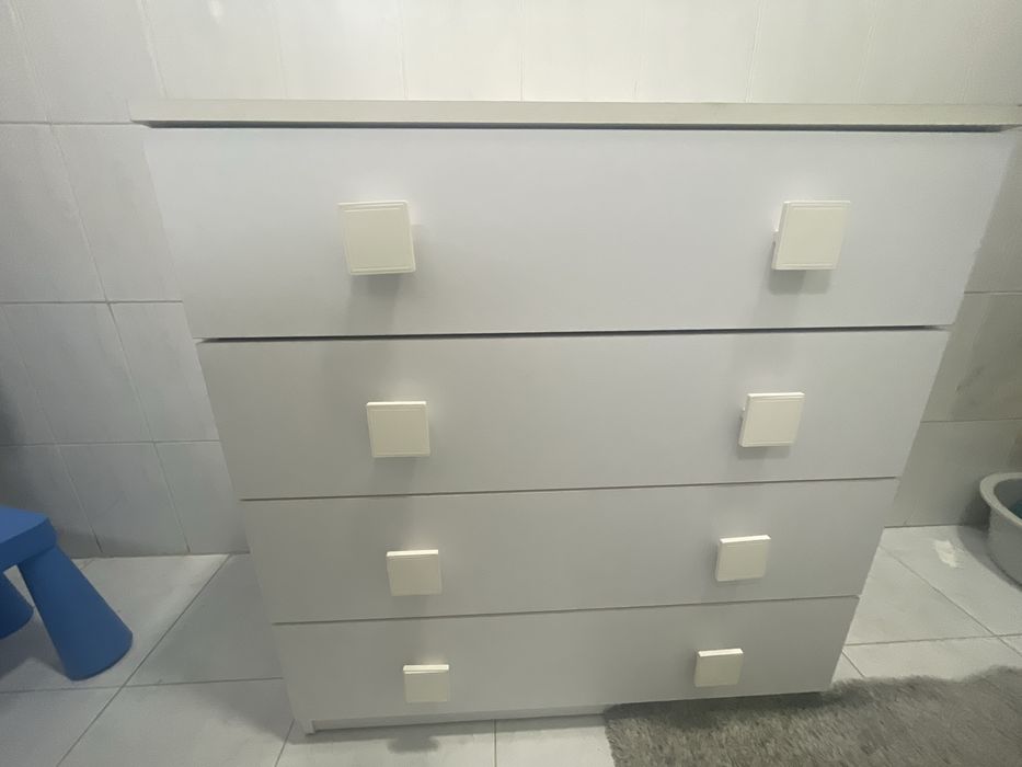 Cómoda de 4 gavetas