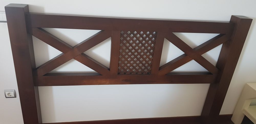 Cabeceira de cama em madeira maciça.