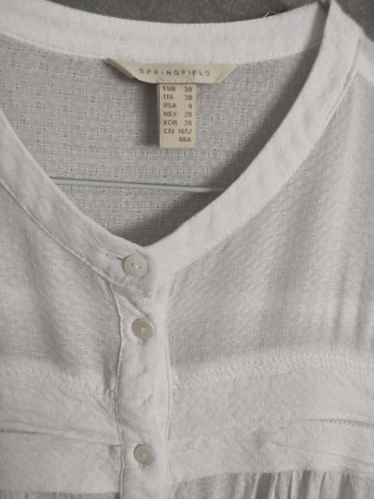 Camisa branca e de xadrez