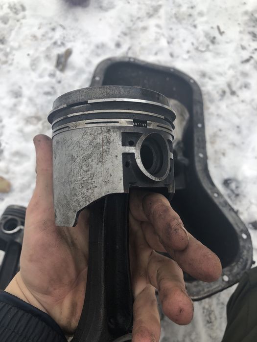 Продам блок з колінвалом поршнями під ремонт