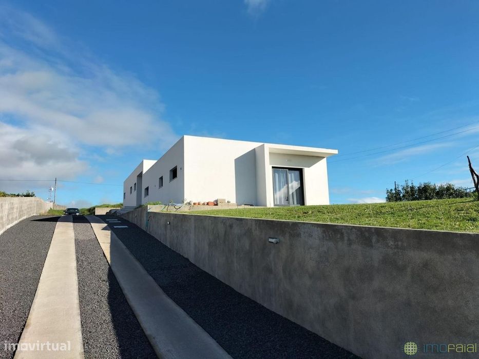 Moradia na Rua das Courelas, Feteira.