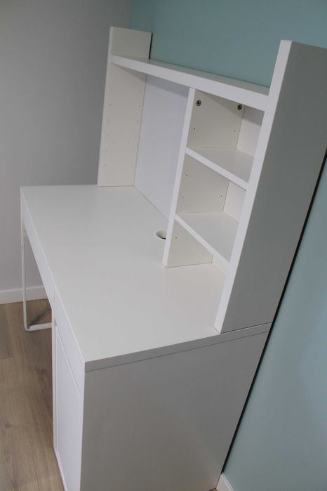 Biurko Ikea z serii Micke z nadstawką