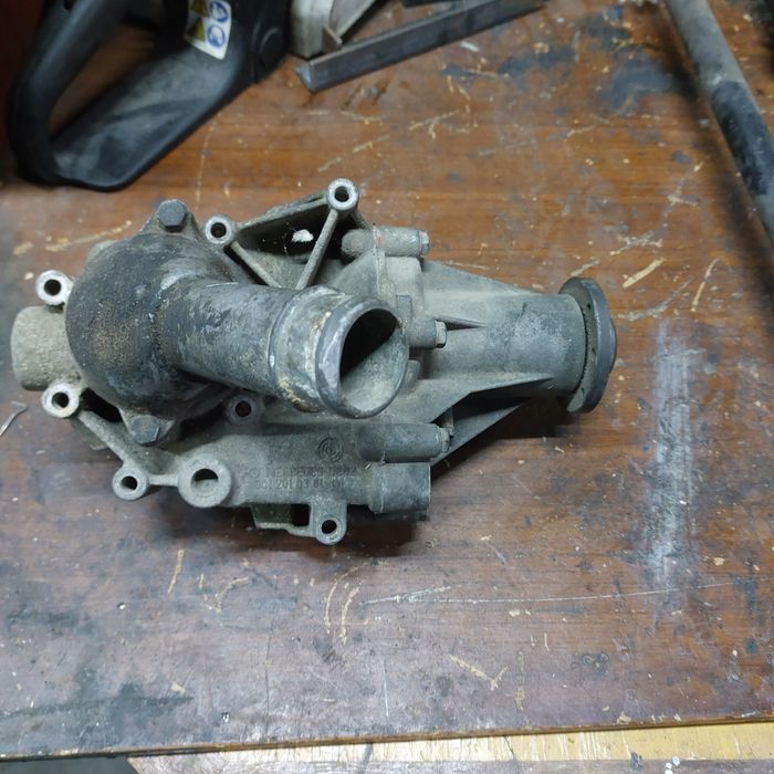 Помпа зкорпусом і термостатом двигун  ом 601-602 мерседес т1