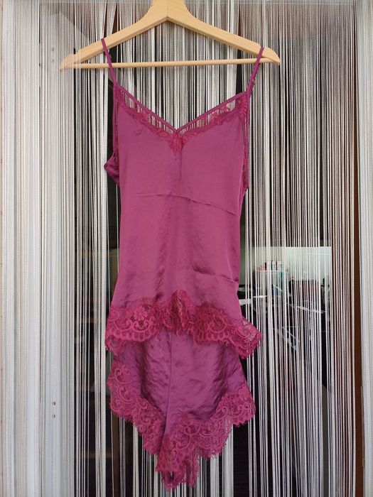 Pijama (top + calção), rendado, de cor rosa escuro / bordeaux da Sense Collection (S)