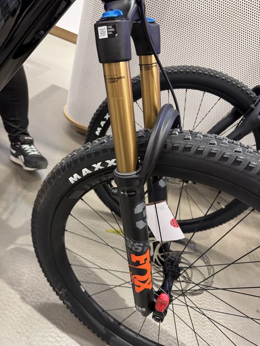 Zawieszenie FOX FLOAT FACTORY 36 kashima i FOX Float DPS 185x55 Trunnion , siodelko FIZIK Argo R1 Adaptive, karbonowe kola DT SWISS XMC1200 carbon