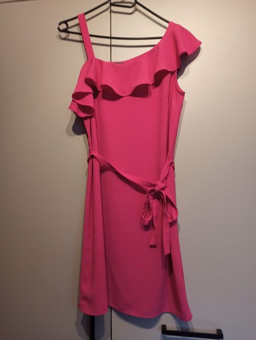 Różowa sukienka z falbanką