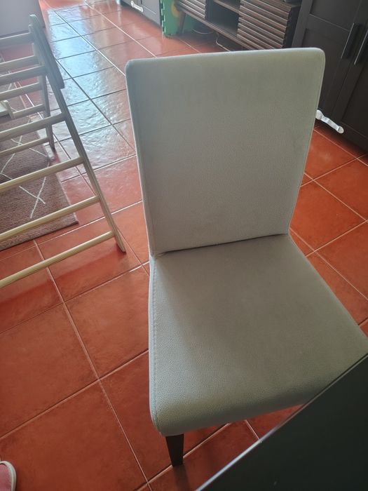 Vendo mesa com 6 cadeiras