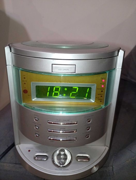 Міні музичний центр з годинником Universum