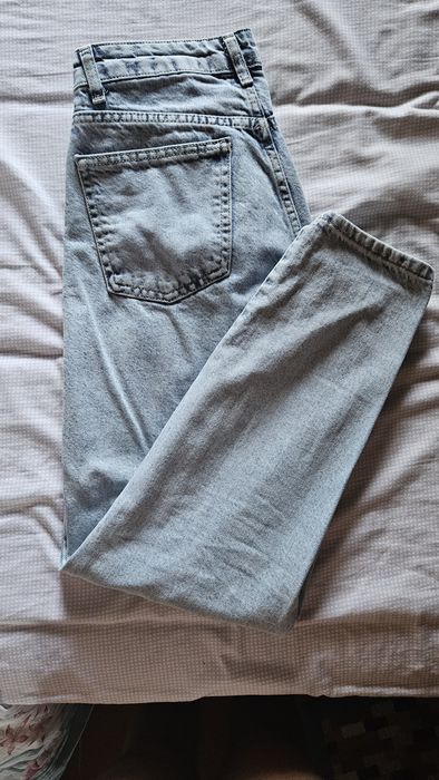 Várias calças jeans e pantalonas
