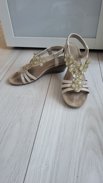 Buty letnie na koturnie z kwiatuszkami