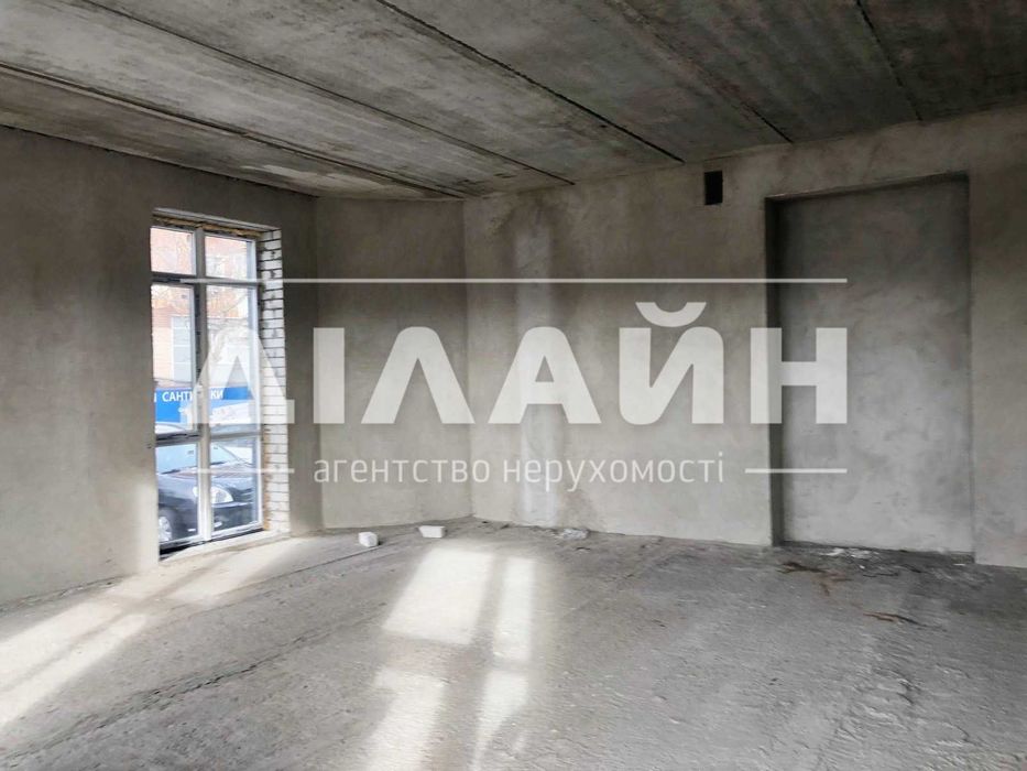 Комерційне приміщення на фасаді ЖК «KVARTAL».