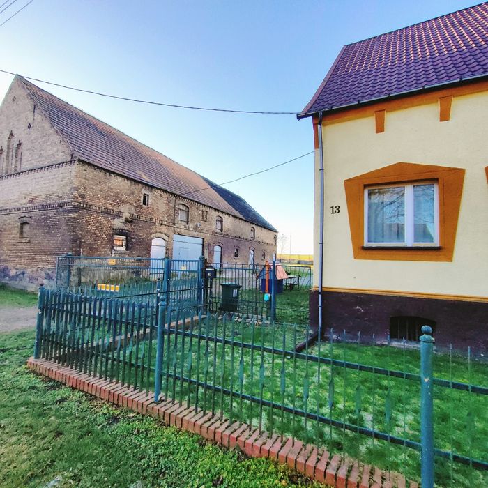 Dom na wsi z dużym budynkiem gospodarczym