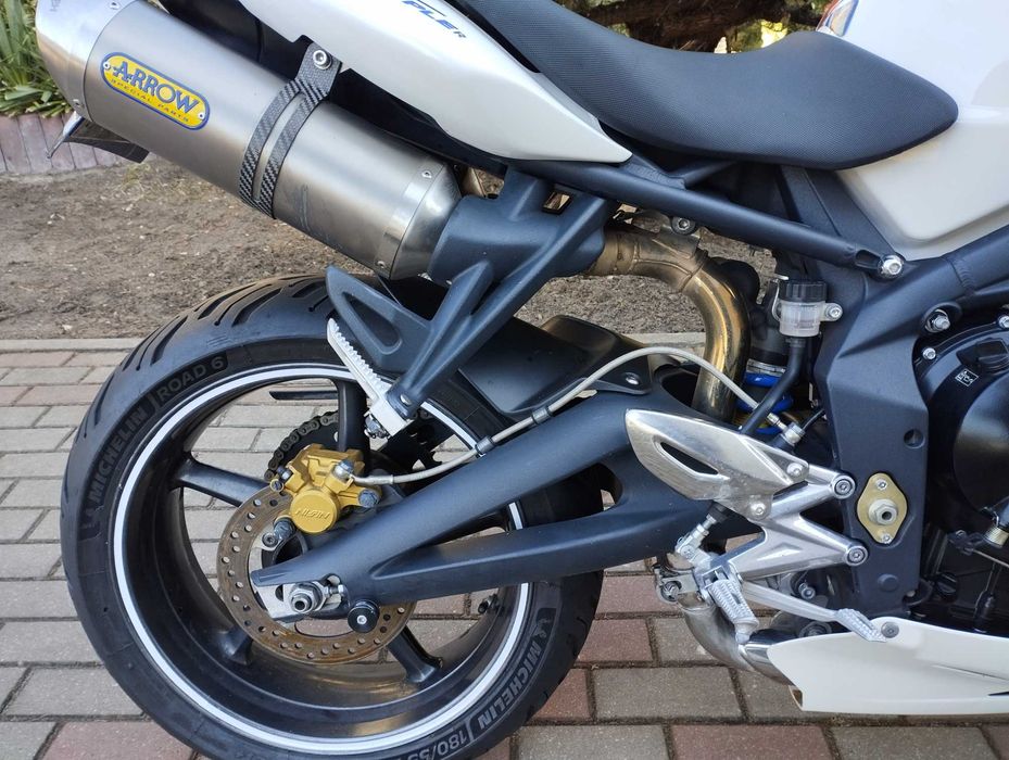 TRIUMPH STREET Triple 675 Rok 2010 Arrow