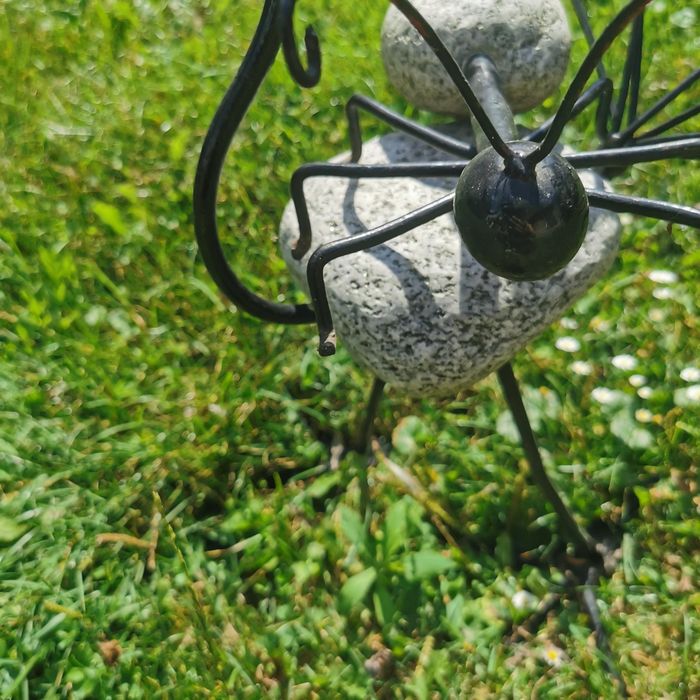 Zestaw figurek ogrodowych, kamień plus metal