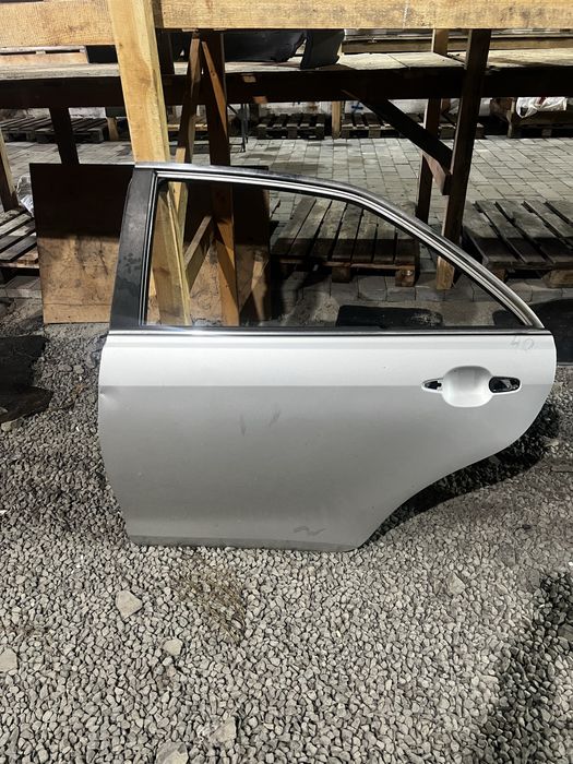 Дверка  передня задня Toyota Camry 40