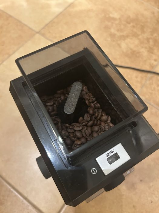 Młynek żarnowy do kawy Delonghi kg89