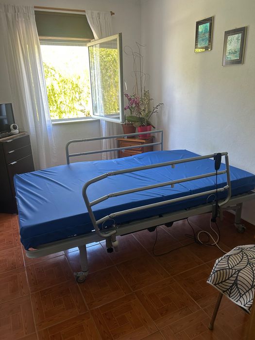 Cama articulada 105x200, colchão viscoelástico, grades de proteção