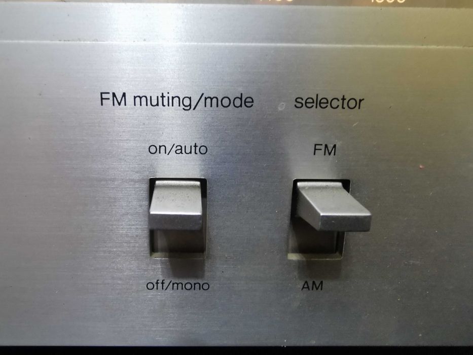 Zabytkowy tuner radiowy Technics ST-Z1, srebrny.
