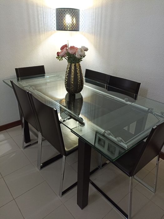 Mesa e seis cadeiras modelo e material italiano italiano