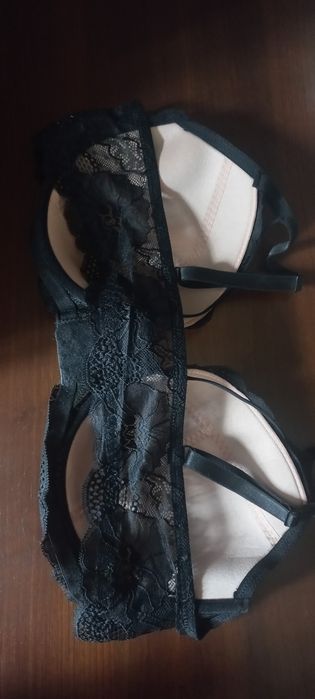NOWY biustonosz 110E – czarna koronka na beżu, model Plus Size