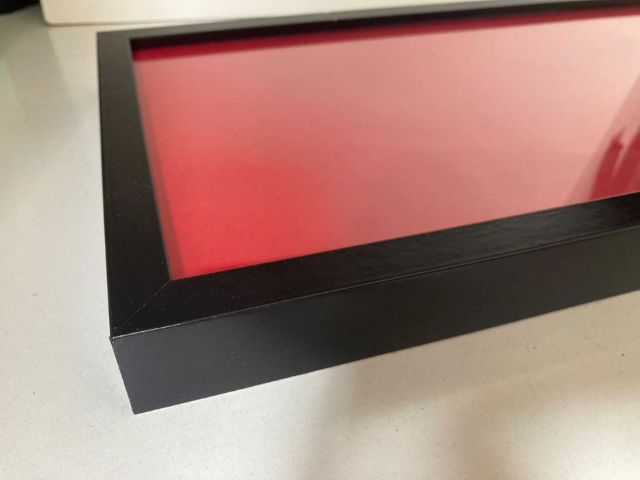 Moldura Preta com Fundo Vermelho64740211300353124