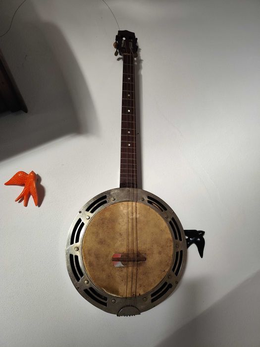 Um Banjo profissional de 4 cordas, conhecido por Bandola