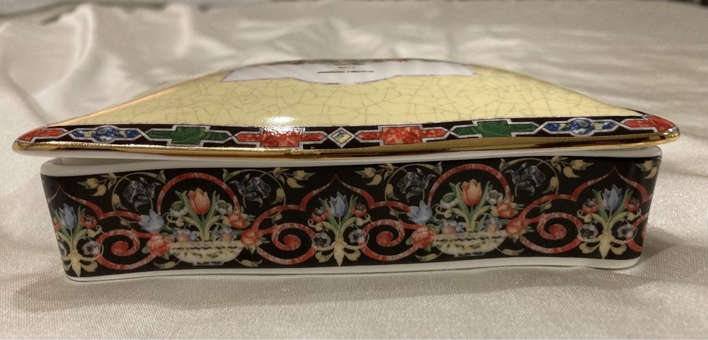 Peça loiça  wedgwood nova com 2 jogos de cartas